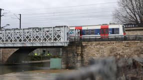 Le passager a sauvé de justesse la jeune femme en la faisant sortir du train
