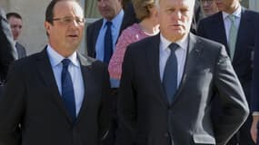 La cote de confiance de François Hollande est en hausse de cinq points à 29% et celle de Jean-Marc Ayrault monte de trois points à 26%, selon le baromètre TNS Sofres. /Photo prise le 19 avril 2013/REUTERS/Jacques Brinon/Pool