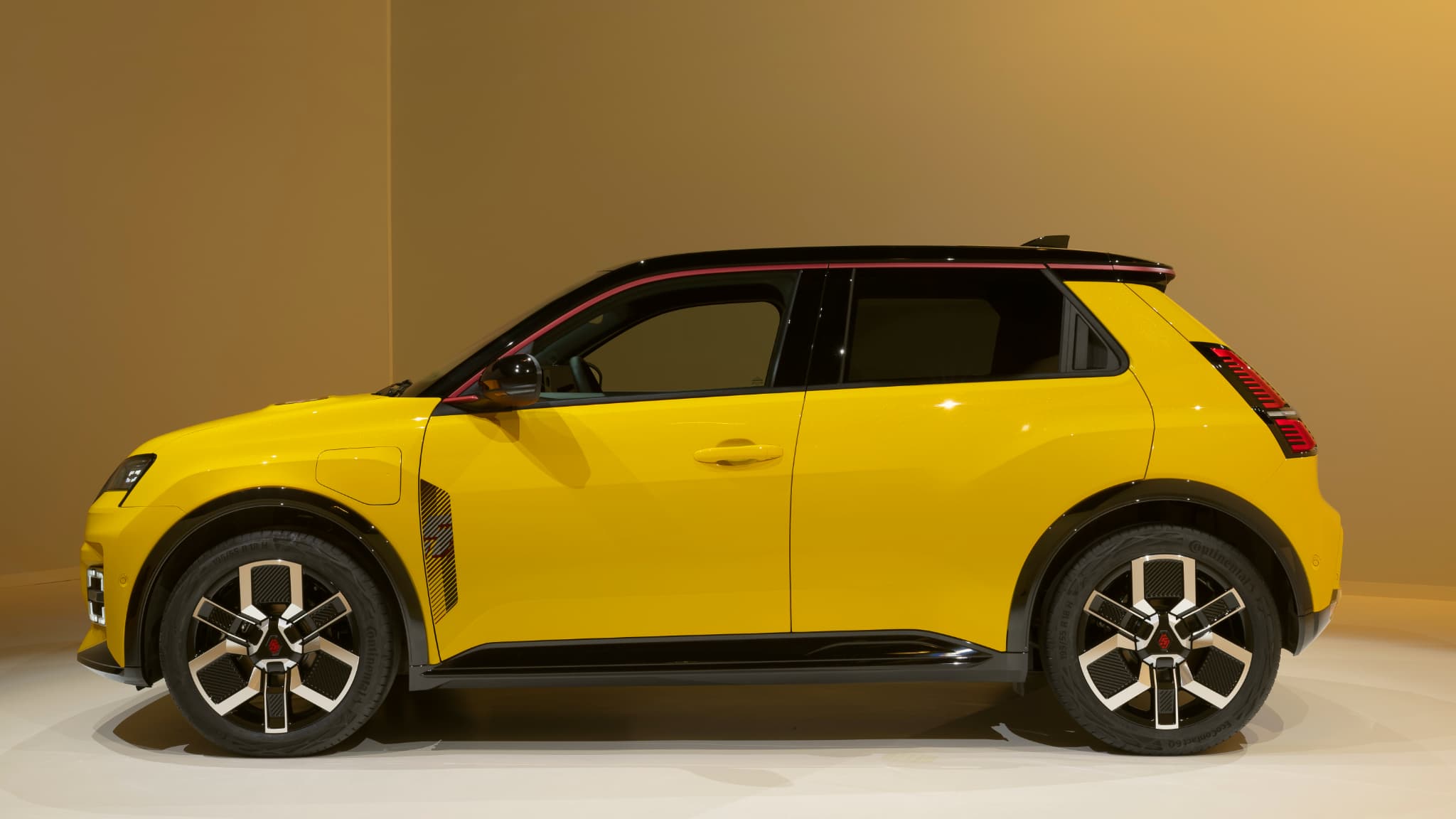 La nouvelle Renault R5 dévoilée au salon de Genève. La nouvelle Renault R5 dévoilée au salon de Genève.