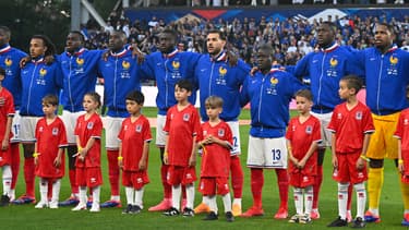Les joueurs de l'équipe de France pendant les hymnes avant le match contre le Luxembourg