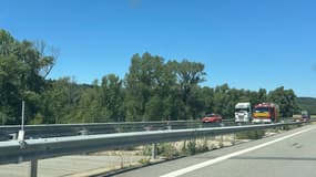 Le véhicule en feu sur l'A51 au niveau de Corbières-en-Provence.