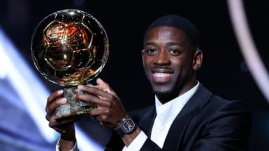 Ousmane Dembélé brandissant le trophée du Ballon d'or 2025