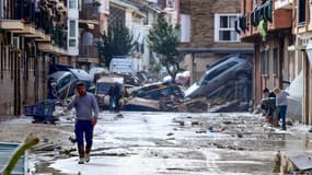 Des voitures emportées par les coulées de boue près de Valence, en Espagne, le 30 octobre 2024.