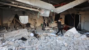 Un homme marche au milieu des décombres après une frappe israélienne sur l'hôpital Al-Ahli, également connu sous le nom d'hôpital baptiste ou Ahli Arab, dans la ville de Gaza, le 13 avril 2025.
