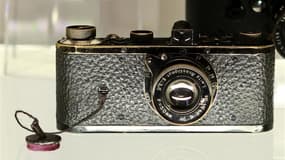 Un appareil photo de la marque allemande Leica, fabriqué en 1923, a atteint samedi le prix record de 2,16 millions d'euros lors d'une vente aux enchères organisée par la galerie Westlicht à Vienne. /Photo prise le 11 mai 2012/REUTERS/Leonhard Foeger