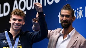 Léon Marchand et Michael Phelps lors des Mondiaux de natation en 2023
