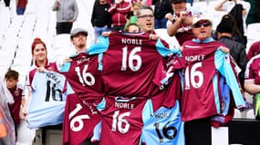 Supporters anglais avec les maillots de Noble