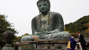 Barack Obama, ici devant une statue de Bouddha à Kamakura au Japon, espérait que son voyage en Asie lui ferait oublier ses déboires politiques à domicile mais ils l'ont poursuivi tout au long de ses étapes. /Photo prise le 14 novembre 2010/REUTERS/Jim You