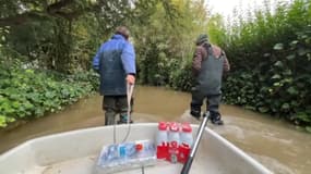 Philippe est obligé d'aller ravitailler sa mère coincée par les inondations dans le Nord-Pas-Calais avec une barque. 