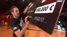 Thomas Berau, auteur d'un improbable tir depuis le milieu du terrain, lors du All Star Game français, dimanche.