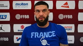 Vincent Poirier en conférence de presse avec l'équipe de France de basket, 27 juin 2024