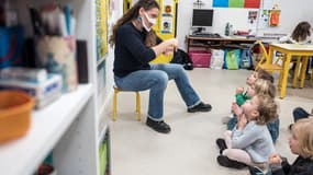 Une enseignante en langue des signes dans une école de Ramonville en décembre 2020.