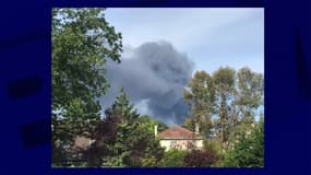 Un incendie dans un entrepôt textile au Blanc-Mesnil a créé un important dégagement de fumée.