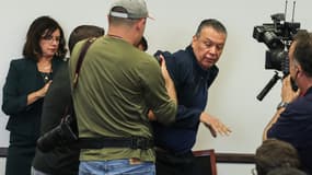 Le sénateur américain Alex Padilla, démocrate de Californie, évacué après avoir interrompu une conférence de presse de la ministre de la Sécurité intérieure, Kristi Noem, à Los Angeles, le 12 juin 2025.