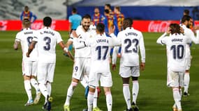 Karim Benzema félicité par Lucas Vazquez, à Madrid le 10 avril 2021