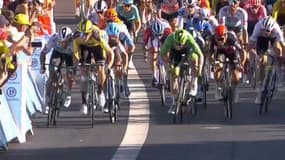 Le sprint massif de la 11e étape du Tour de France, à Poitiers le 9 septembre 2020