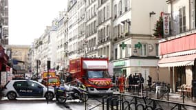 Des policiers et pompiers sur les lieux de tirs mortels dans le Xe arrondissement à Paris le 23 décembre 2022