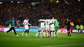 Les joueurs du PSG célèbrent leur qualification aux tirs au but contre le RC Lens en 32e de finale de Coupe de France le 22 décembre 2024