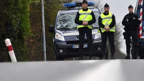 Des gendarmes bloquent l'accès à Notre-Dame-des-Landes le 8 avril 