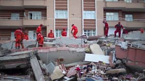 Membres du Croissant-Rouge s'affairant au milieu des gravats à Ercis, lundi. Selon le dernier bilan diffusé mardi par le centre de crise, le bilan du tremblement de terre qui a frappé dimanche le sud-est de la Turquie s'élève désormais à 366 morts et 1.30