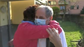 Marc Proust serrant dans ses bras sa femme alors qu'il rentre chez lui après un mois d'hospitalisation