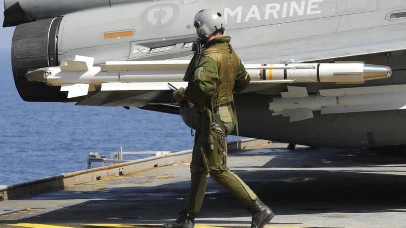 Sénateurs et députés s'alarment des coupes annoncées dans le secteur de la défense et menacent de ne pas voter le budget pluriannuel qui sera présenté à l'automne. /Photo d'archives/REUTERS/Benoît Tessier