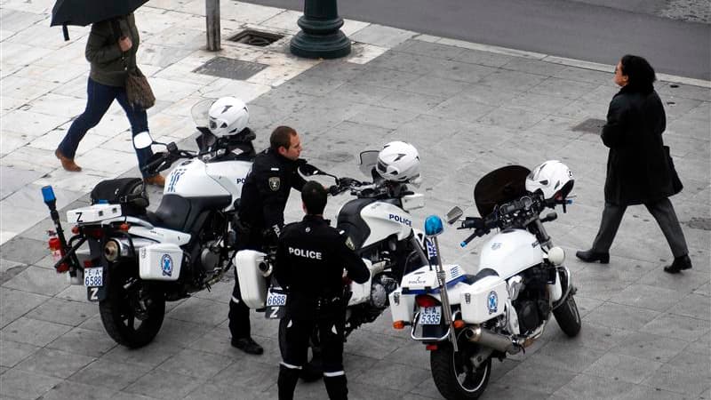 Face à la crise et désireuse de lever des fonds, la police grecque propose de louer trente euros de l'heure les services de ses agents pour assurer la sécurité d'événements privés. L'argent récolté servira notamment à financer le matériel qui équipe les f