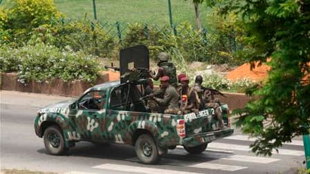 Soldats pro-Gbagbo près du palais présidentiel à Abidjan. Les combats entre les forces ivoiriennes rivales ont été moins intenses dimanche qu'au cours des trois jours précédents /Photo prise le 3 avril 2011/REUTERS/Luc Gnago