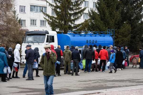 Des habitants font la queue pour obtenir de l'eau potable dans la ville de Petropavl, touchée par les inondations, dans le nord du Kazakhstan, près de la frontière avec la Russie, le 14 avril 2024.