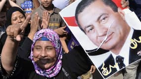 Des partisans de l'ancien président Hosni Moubarak réunis devant la prison où il était détenu jusqu'à jeudi.