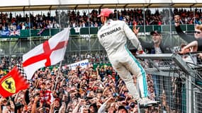 Lewis Hamilton prend un bain de foule