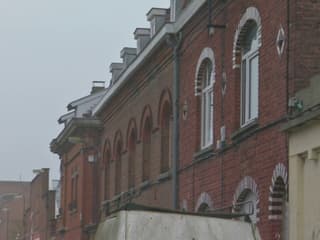 Leur maison tombe en ruine à cause de leurs voisins partis au djihad