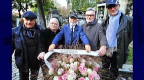Christian Clavier, Josiane Balasko, Gérard Jugnot, Bruno Moynot et Thierry Lhermitte rendant hommage à Michel Blanc le 11 octobre au cimetière du Père-Lachaise à Paris