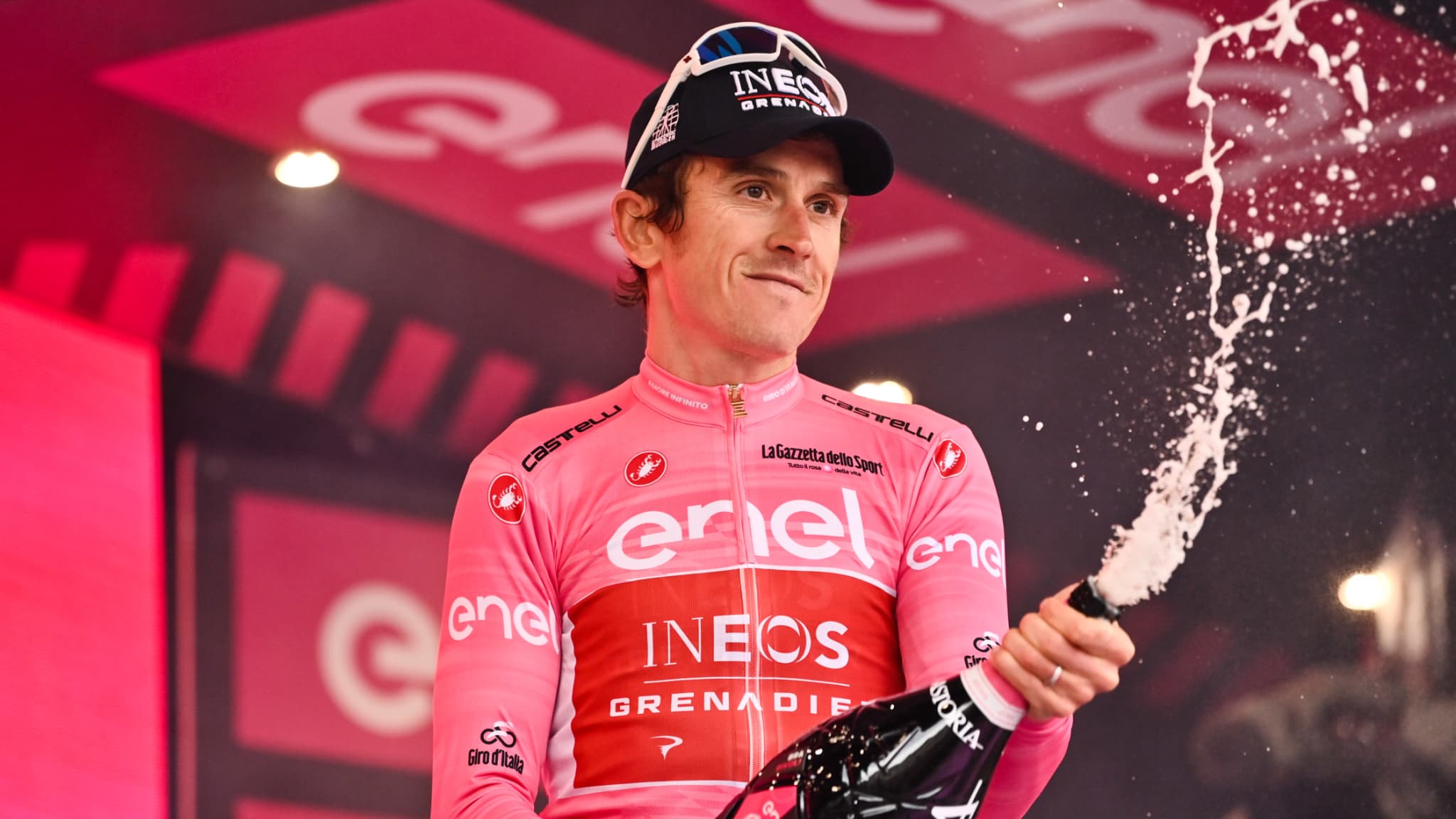 Geraint Thomas célébrant son maillot rose au Giro 2023 avec une bouteille de prosecco Geraint Thomas célébrant son maillot rose au Giro 2023 avec une bouteille de prosecco