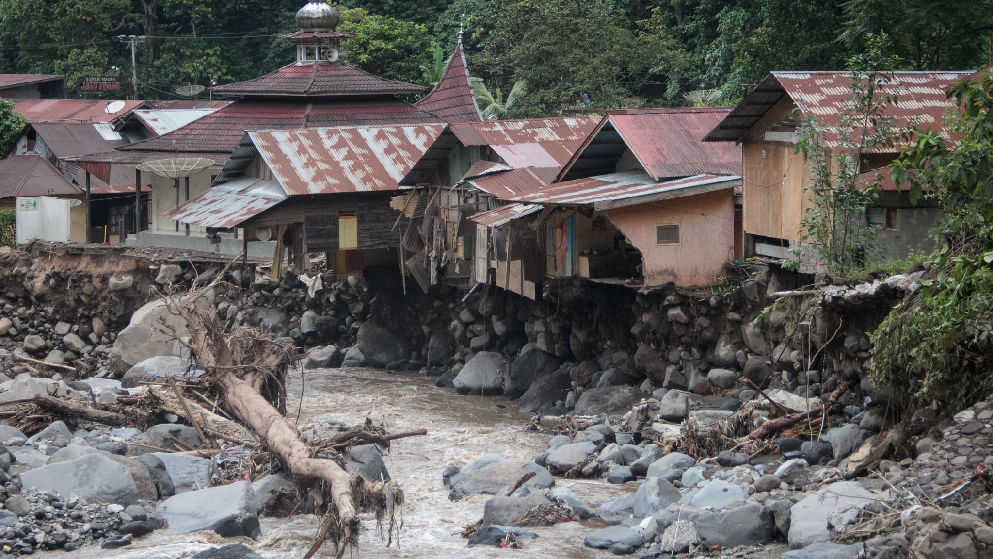 Des maisons endommagées à Tanah Datar, en Indonésie, ce dimanche 12 mai.