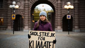 L'activiste suédoise pour le climat Greta Thunberg manifeste devant le Parlement suédois, à Stockholm le 19 novembre 2021