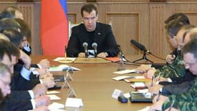 Réunion d'urgence de Dmitri Medvedev à Makhachkala avec les responsables de la sécurité et les dirigeants de la région. Le président russe Dmitri Medvedev effectue une visite inopinée au Daghestan, république russe du Nord-Caucase où un double attentat a