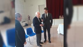 Edmond Aillaud (à gauche) lors de son centenaire, aux côtés de Christophe Castaner (à droite) le 25 septembre 2021.