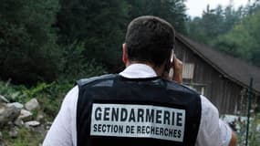 Un gendarme bloque l'accès à la scène de crime, le 5 septembre 2012.