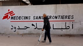 Un Palestinien marche près du bureau de l'ONG Médecins sans frontières (MSF) à Gaza, le 31 décembre 2025, à la veille de l'interdiction de ses activités dans les territoires palestiniens décidée par Israël.