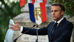Emmanuel Macron lors de la commémoration de la libération de Bormes-les-Mimosas, le 17 août 2023