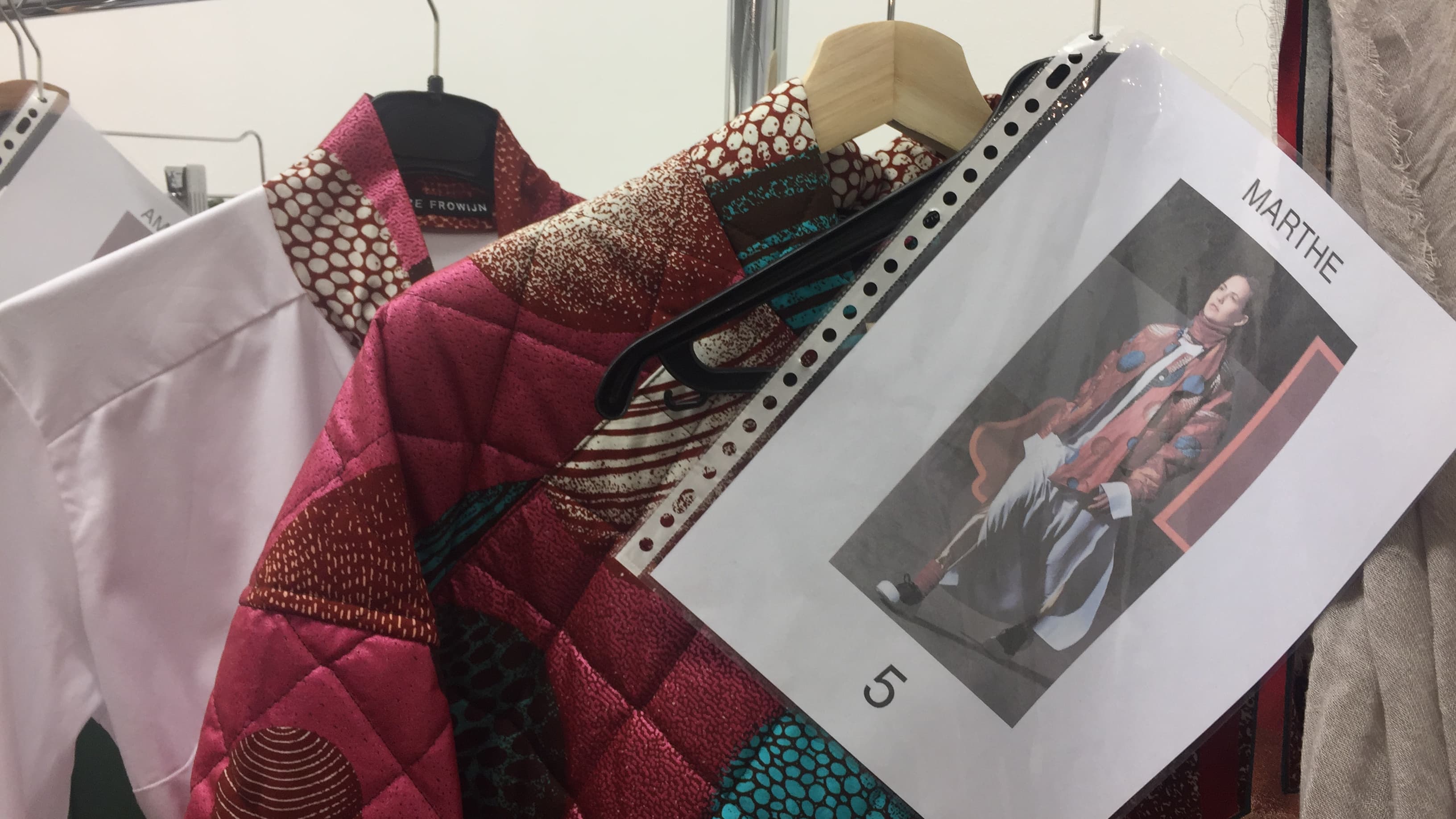 Les tenues préparées lors du défilé Liselore Frowijn lors de la Fashion Week de Paris 