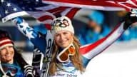 Lindsey Vonn tient le drapeau américain à côté de Julia Mancuso