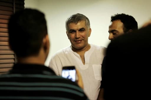 L'opposant et militant des droits humains Nabil Rajab (au centre) est accueilli par ses proches chez lui, à Bani Jamrah (Bahreïn), le 14 juillet 2015 L'opposant et militant des droits humains Nabil Rajab (au centre) est accueilli par ses proches chez lui, à Bani Jamrah (Bahreïn), le 14 juillet 2015