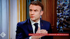 Cette photographie prise le 20 décembre 2023 montre un écran de télévision diffusant la chaîne de télévision française France 5 alors que le président français Emmanuel Macron s'exprime lors d'une interview dans l'émission télévisée "C à vous", à l'Elysée, à Paris
