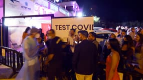 Des fêtards patientent pour faire leur test Covid, afin d'entrer en boîte de nuit le 10 juillet 2021 à la Grande Motte. 