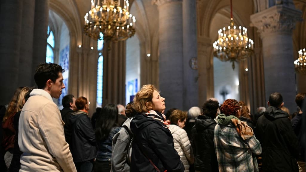 Des fidèles dans la cathédrale Notre-Dame de Paris ce 21 avril 2025. Des fidèles dans la cathédrale Notre-Dame de Paris ce 21 avril 2025.