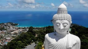 Vue aérienne du grand Bouddha et de la plage de Kata sur l'île de Phuket en Thaïlande, le 30 juin 2021