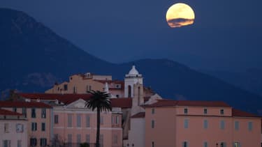 Une Super lune au dessus de la ville d'Ajaccio en