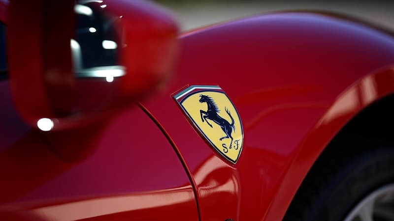 Les faussaires transformaient des voitures de moyenne gamme en Ferrari (photo d'illustration)
